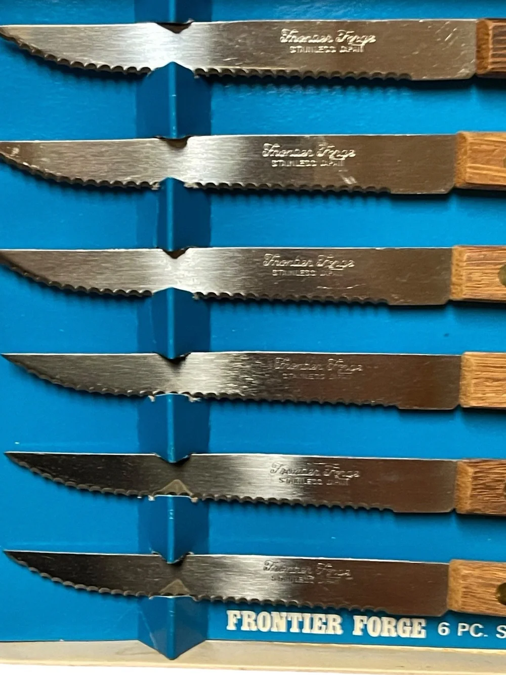 Frontier Forge Serrated Blade Riveted Wood Grain Handle Steak Knives Set of 5
